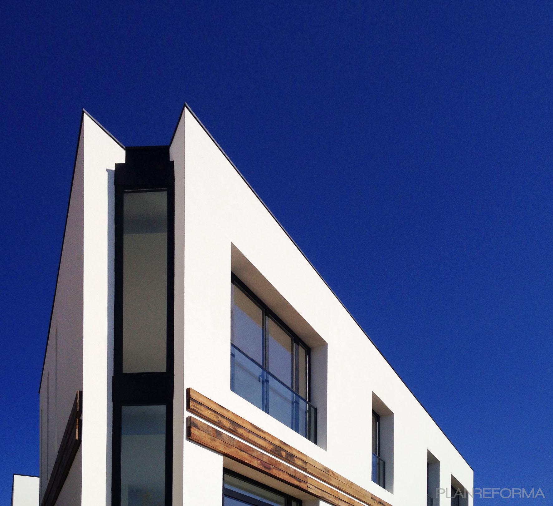 Exterior style moderno color marron, blanco, negro  diseñado por 08023 Architects | Arquitecto 