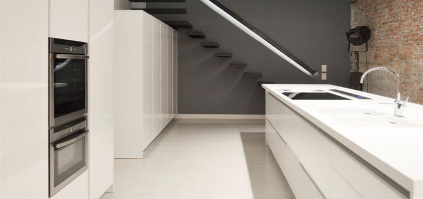 Comedor, Cocina, Escalera style moderno color blanco, gris, plateado  diseñado por 08023 Architects | Arquitecto 
