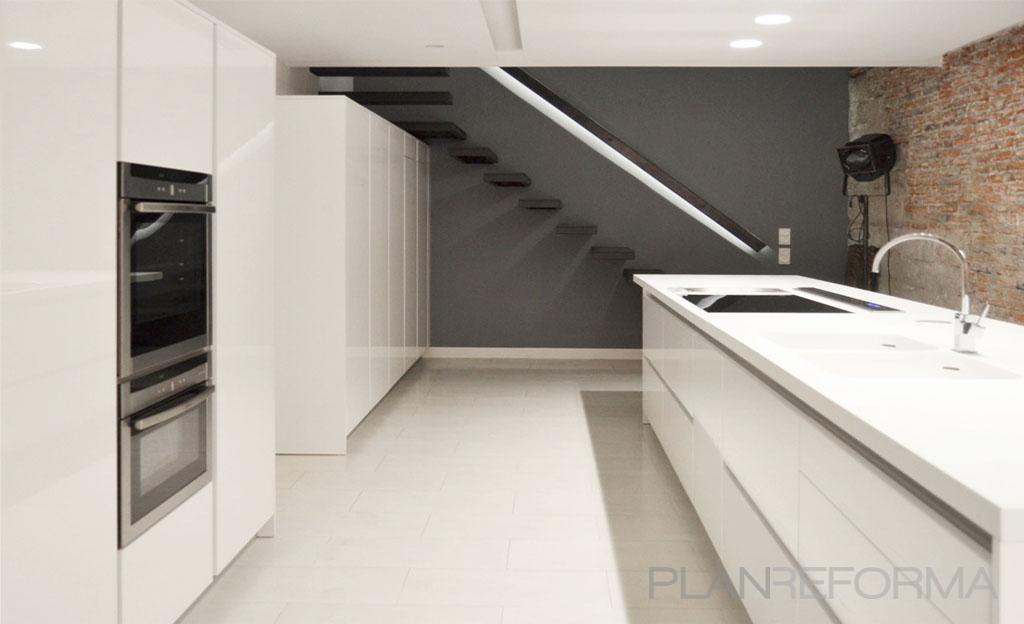 Comedor, Cocina, Escalera style moderno color blanco, gris, plateado  diseñado por 08023 Architects | Arquitecto 