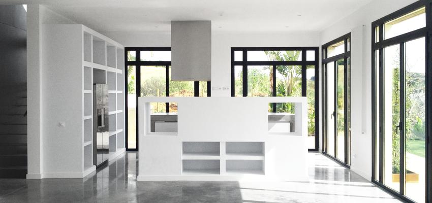 Comedor, Cocina, Salon style moderno color blanco, gris, gris  diseñado por 08023 Architects | Arquitecto 