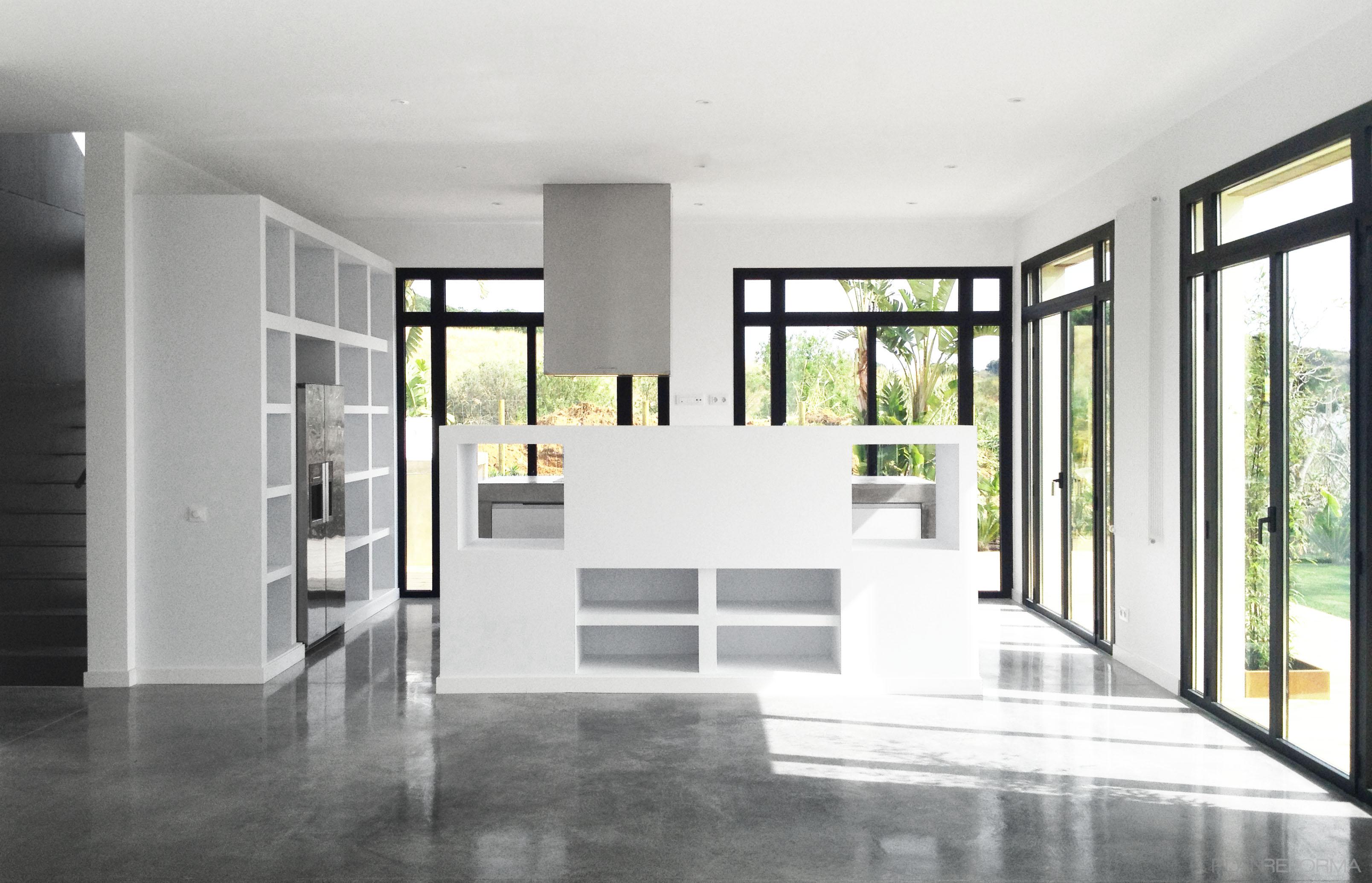 Comedor, Cocina, Salon style moderno color blanco, gris, gris  diseñado por 08023 Architects | Arquitecto 