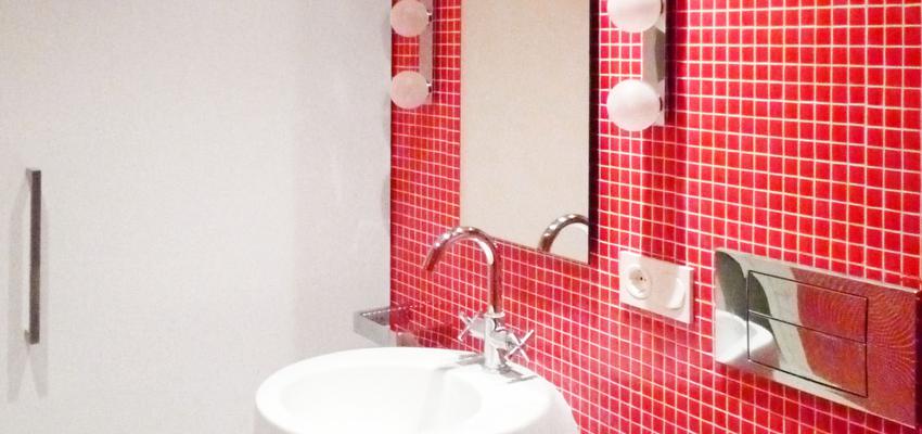 Baño style moderno color rojo, blanco, gris  diseñado por 08023 Architects | Arquitecto 