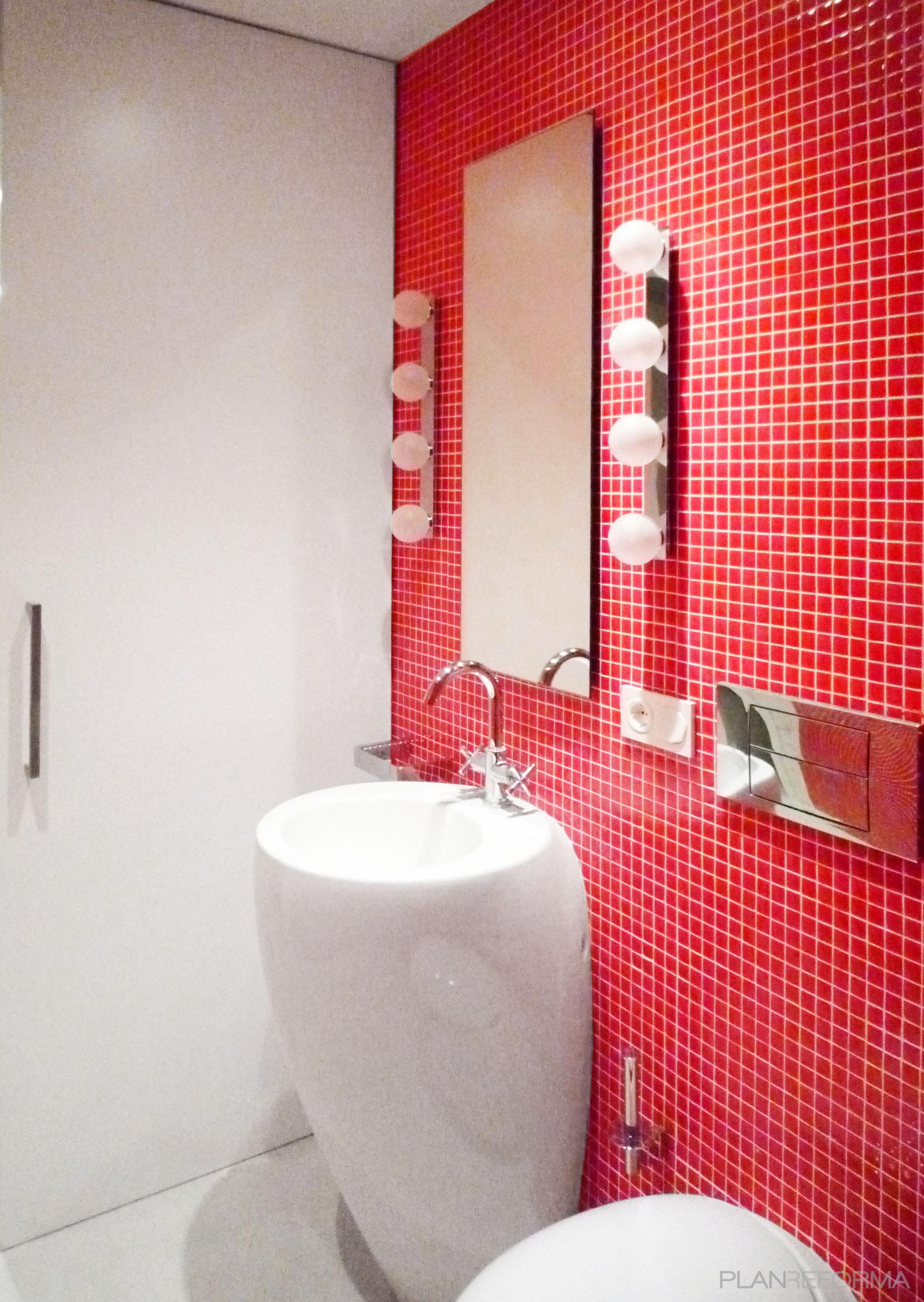 Baño style moderno color rojo, blanco, gris  diseñado por 08023 Architects | Arquitecto 