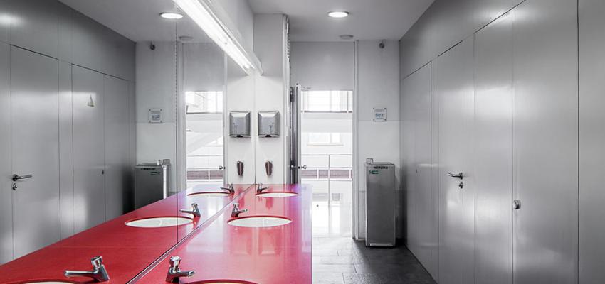 Baño style contemporaneo color rojo, gris, negro  diseñado por 08023 Architects | Arquitecto 