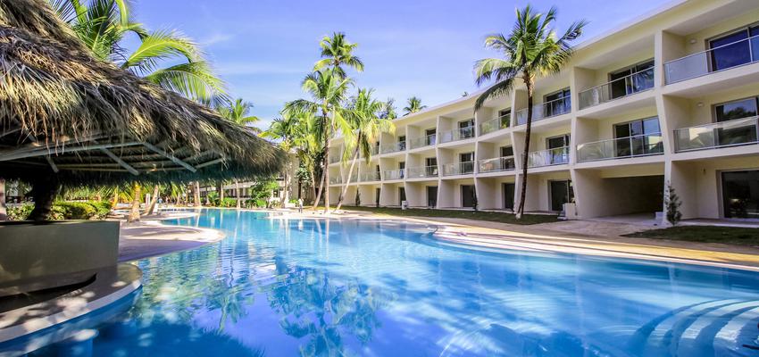 Exterior Estilo tropical Color verde, azul, beige  diseñado por DCM | Arquitecto | Copyright Edgar de la Cova