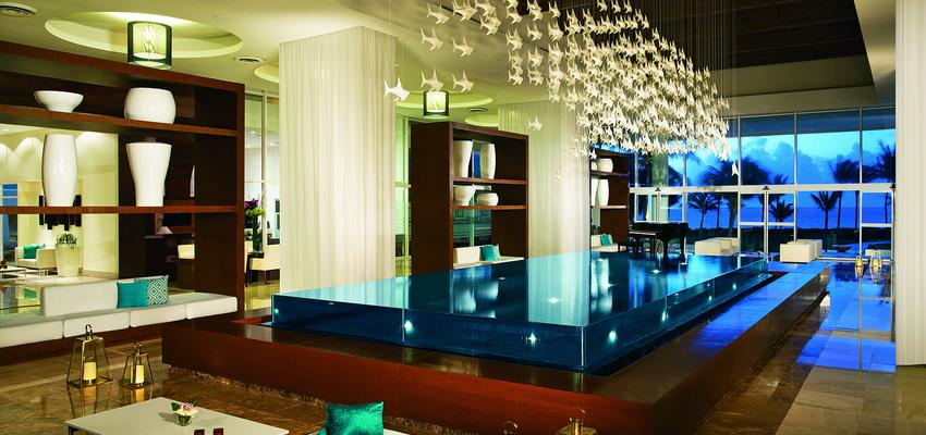 Vestibulo, Hotel Estilo moderno Color beige, marron, blanco  diseñado por DCM | Arquitecto | Copyright DCM