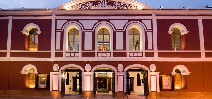 Exterior style tradicional color marron, blanco  diseñado por NC Arquitectura | Arquitecto 