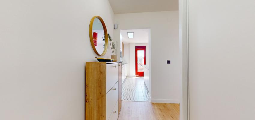 Recibidor Estilo moderno Color rojo, marron, blanco  diseñado por AGR GROUP | Reformista, constructor 