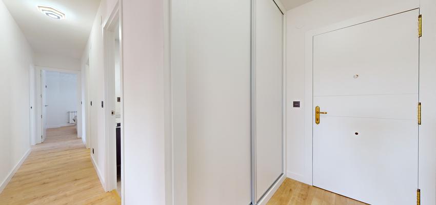 Recibidor, Pasillo Estilo moderno Color blanco, gris, dorado  diseñado por AGR GROUP | Reformista, constructor 