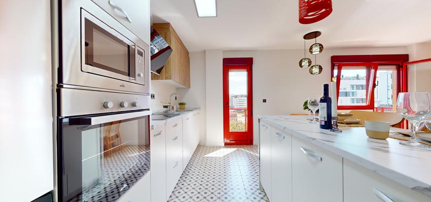 Cocina Estilo moderno Color rojo, blanco, gris  diseñado por AGR GROUP | Reformista, constructor 