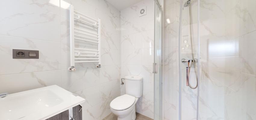 Baño Estilo moderno Color blanco, gris  diseñado por AGR GROUP | Reformista, constructor 