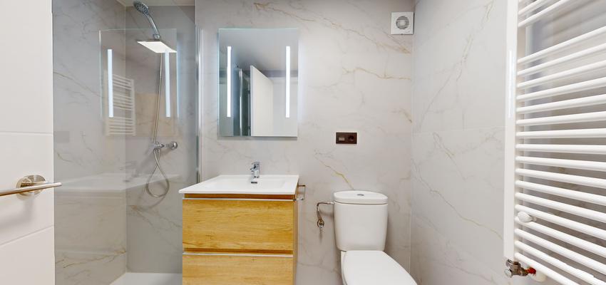 Baño Estilo moderno Color marron, blanco, plateado  diseñado por AGR GROUP | Reformista, constructor 