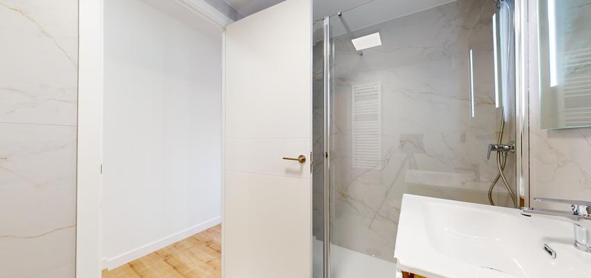 Baño Estilo moderno Color marron, blanco  diseñado por AGR GROUP | Reformista, constructor 