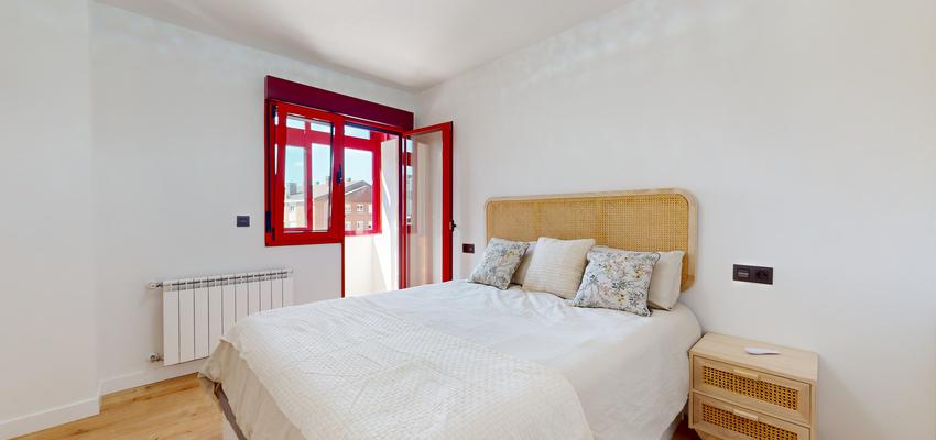 Dormitorio Estilo contemporaneo Color rojo, beige, marron  diseñado por AGR GROUP | Reformista, constructor 