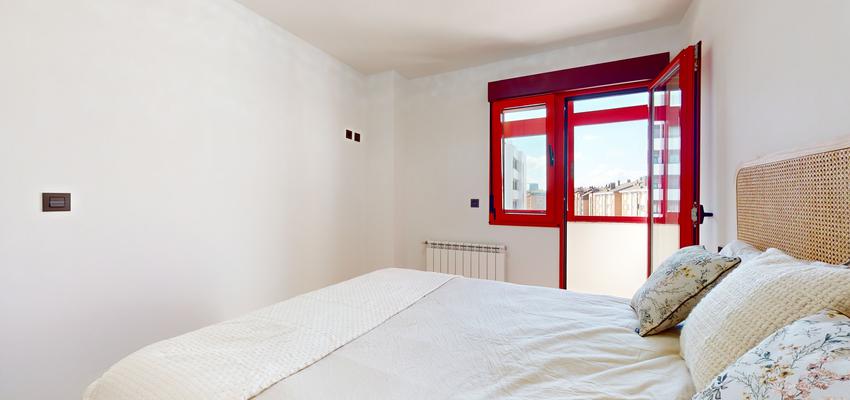 Dormitorio Estilo contemporaneo Color rojo, beige, bronce  diseñado por AGR GROUP | Reformista, constructor 