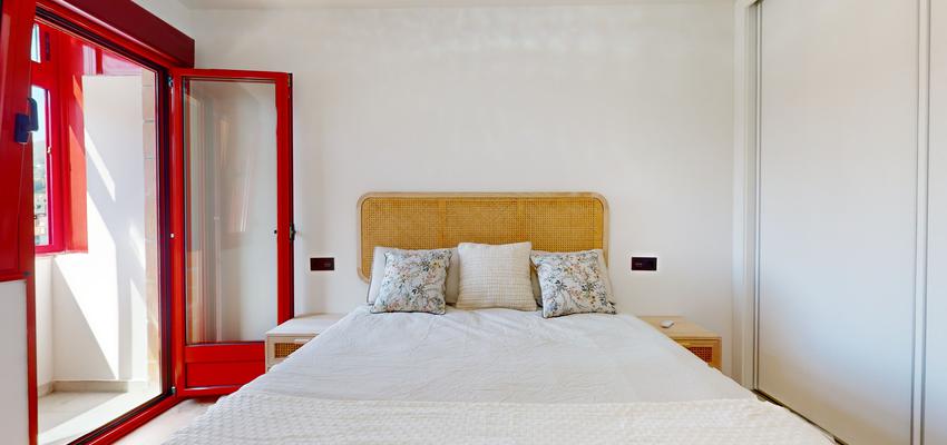 Dormitorio Estilo contemporaneo Color rojo, beige, blanco  diseñado por AGR GROUP | Reformista, constructor 