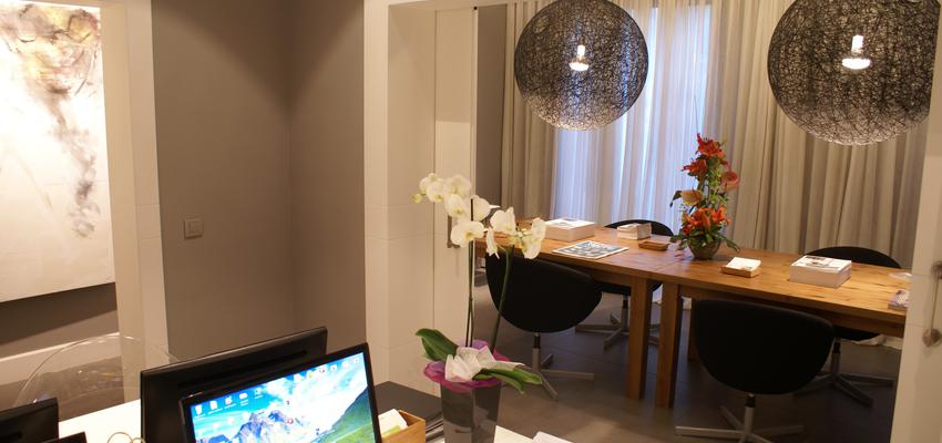 Oficina Estilo contemporaneo Color marron, blanco, gris, gris  diseñado por FRANCESCA | Interiorista 