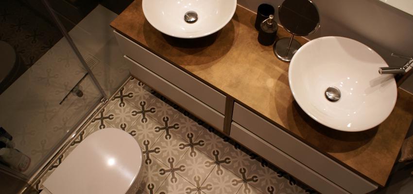 Baño Estilo vintage Color marron, marron, blanco, gris  diseñado por FRANCESCA | Interiorista 