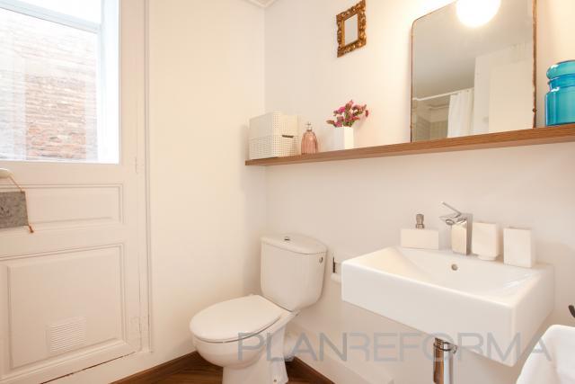 Baño Estilo contemporaneo Color marron, turquesa, blanco  diseñado por FRANCESCA | Interiorista 