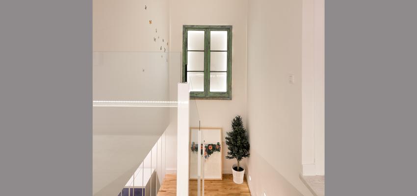 Escalera Estilo contemporaneo Color verde, blanco, bronce  diseñado por AIMA Estudio - Ana L. Padilla | Arquitecto | Copyright Aima Estudio