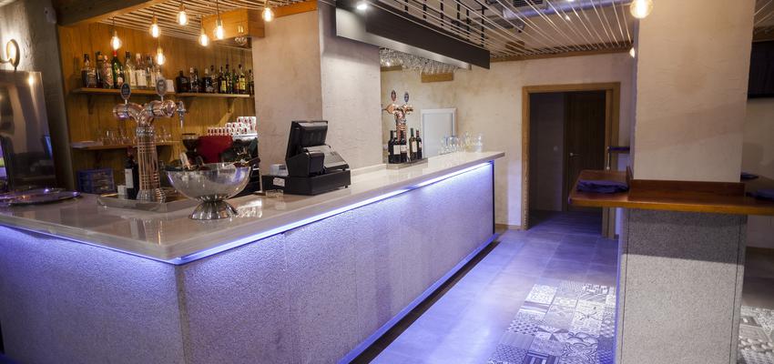 Restaurante, Cafeteria, Bar Estilo contemporaneo Color ocre, marron, gris  diseñado por AIMA Estudio - Ana L. Padilla | Arquitecto | Copyright Restaurante Galicia Dourada