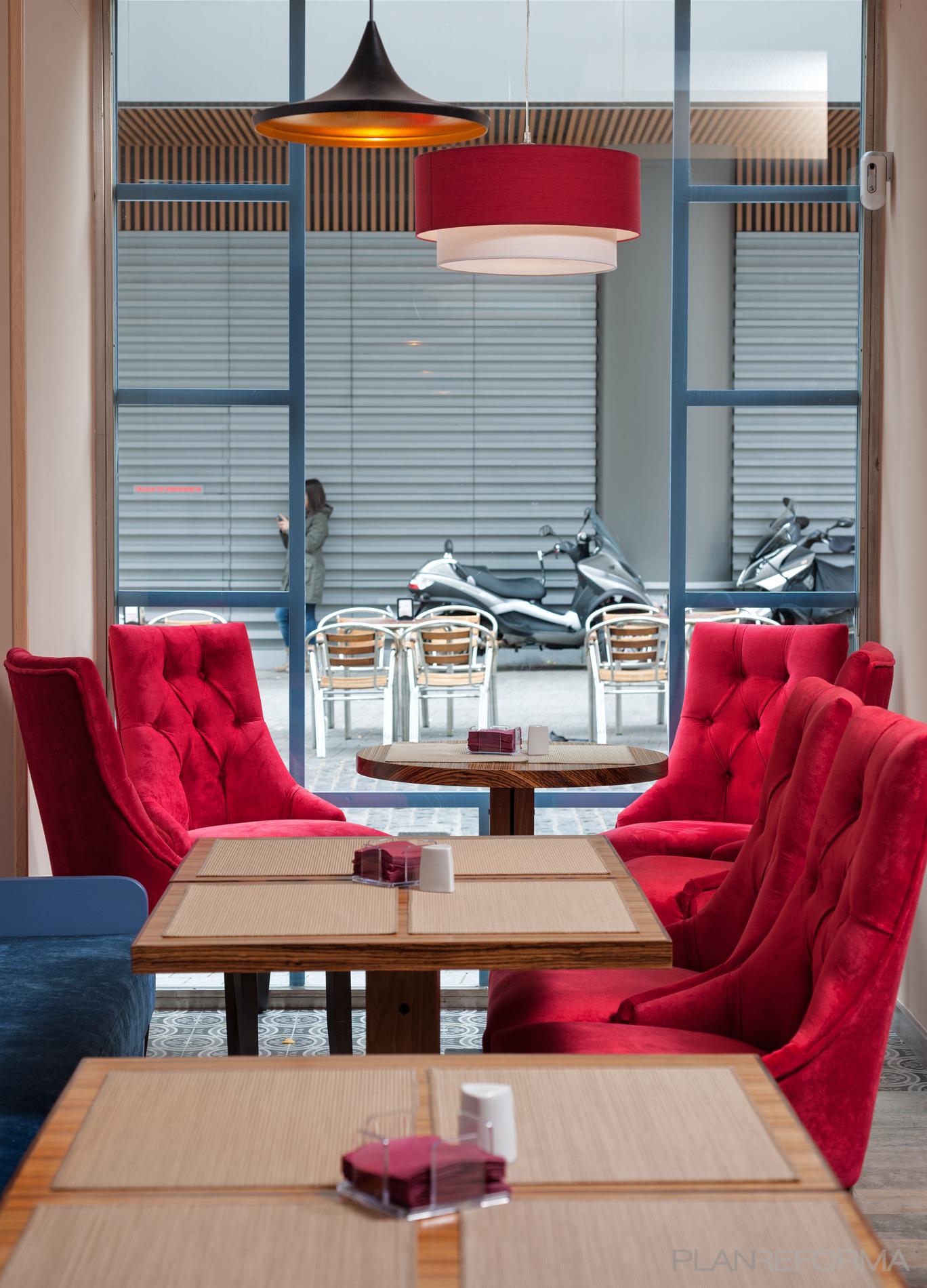 Restaurante, Cafeteria, Bar Estilo contemporaneo Color rojo, azul, beige  diseñado por AIMA Estudio - Ana L. Padilla | Arquitecto 