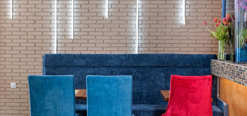 Restaurante, Cafeteria, Bar Estilo eclectico Color rojo, azul, beige  diseñado por AIMA Estudio - Ana L. Padilla | Arquitecto 