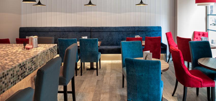Restaurante, Cafeteria, Bar Estilo moderno Color rojo, azul, marron  diseñado por AIMA Estudio - Ana L. Padilla | Arquitecto | Copyright AIMA ARQUITECTURA E INGENIERIA S.L.