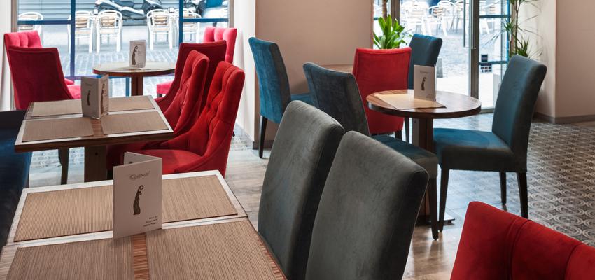 Restaurante Estilo vintage Color rojo, azul, marron, beige, gris  diseñado por AIMA Estudio - Ana L. Padilla | Arquitecto 