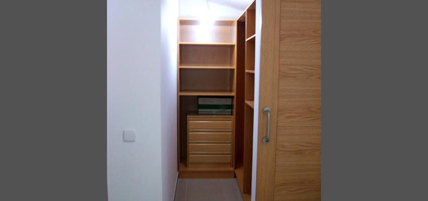 Dormitorio, Vestidor Estilo contemporaneo Color marron, blanco, gris  diseñado por AIMA Estudio - Ana L. Padilla | Arquitecto | Copyright AIMA Arquitectura e Ingeniería S.L.