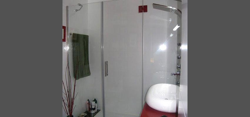 Baño Estilo contemporaneo Color rojo, blanco, gris  diseñado por AIMA Estudio - Ana L. Padilla | Arquitecto | Copyright AIMA Arquitectura e Ingeniería S.L.