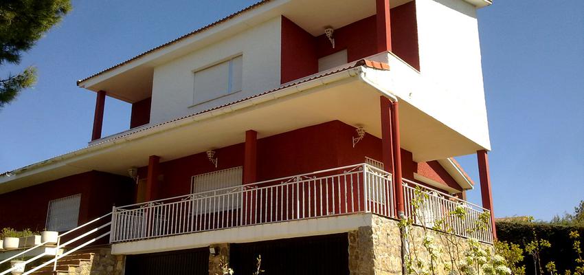 Terraza, Porche, Exterior Estilo contemporaneo Color rojo, beige, blanco  diseñado por AIMA Estudio - Ana L. Padilla | Arquitecto | Copyright AIMA Arquitectura e Ingeniería S.L.