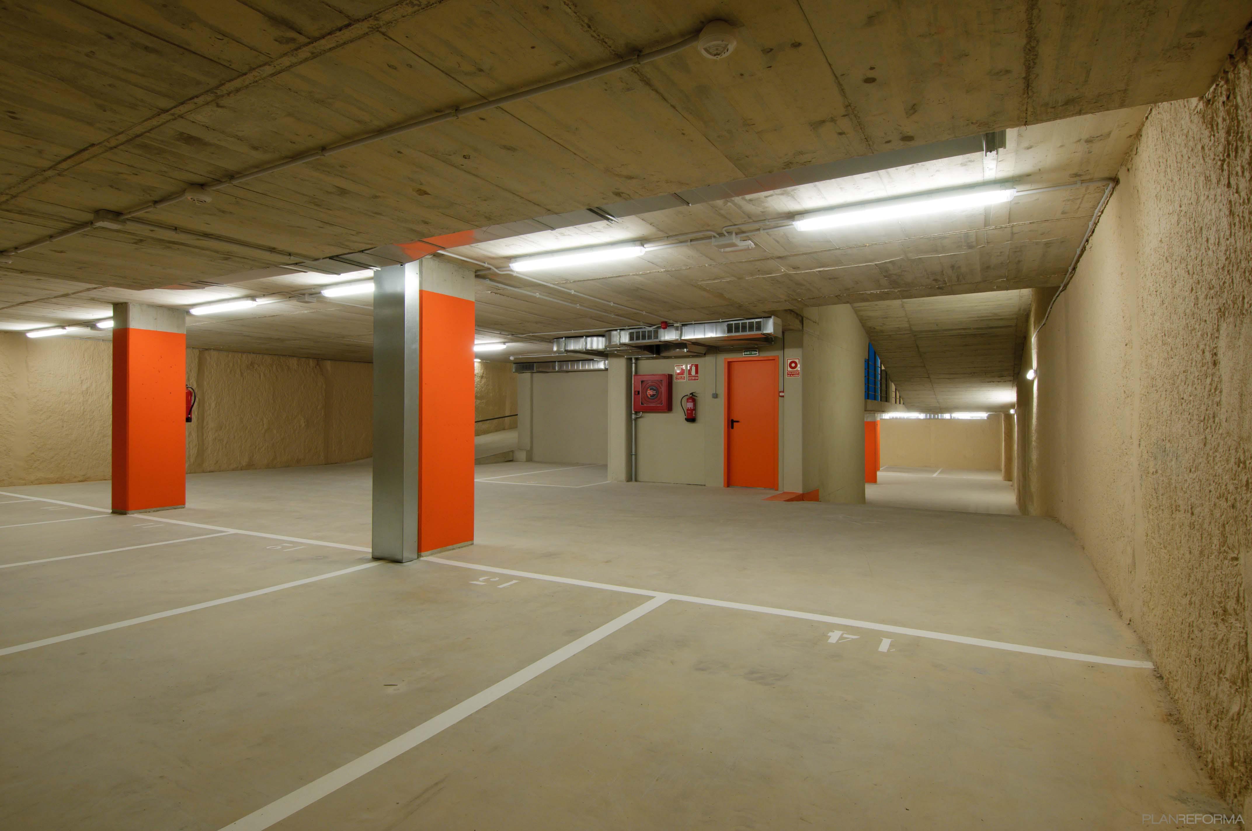 Garaje style contemporaneo color ocre, blanco, gris  diseñado por Oriol Giol | Arquitecto 