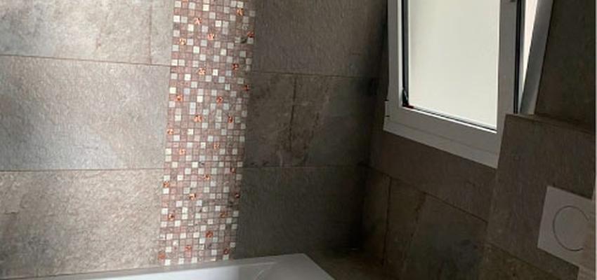 Baño Estilo contemporaneo Color amarillo, marron, marron  diseñado por Holger Obras SL | Gremio | Copyright Holger Obras SL