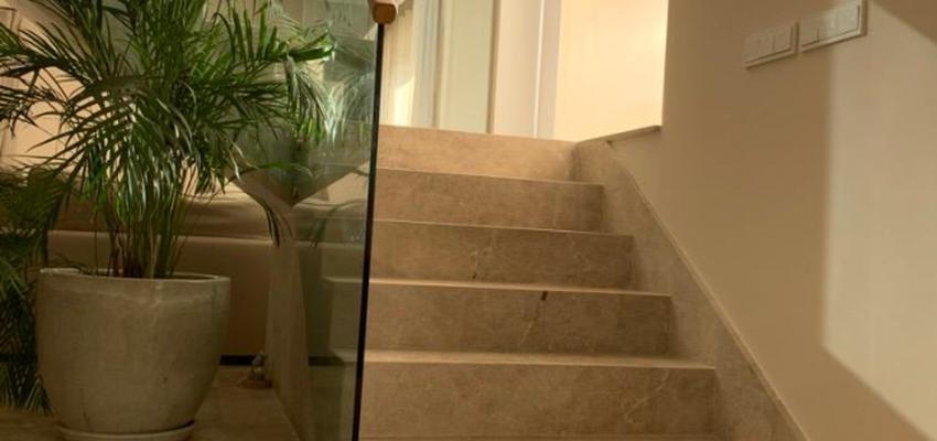 Salon Estilo contemporaneo Color marron, ocre, amarillo  diseñado por Holger Obras SL | Gremio | Copyright Holger Obras SL