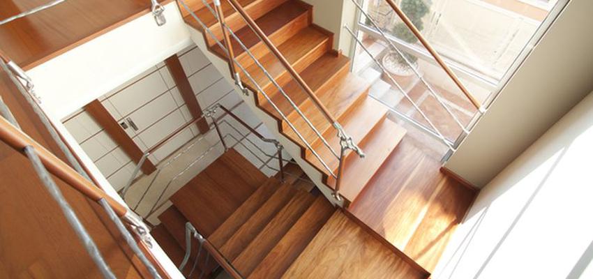 Escalera style contemporaneo color marron, blanco, plateado  diseñado por Mudeyba | Gremio 