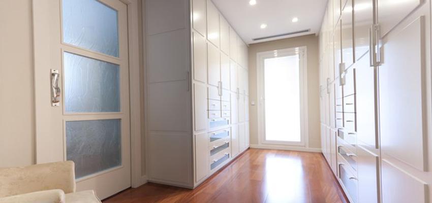 Vestibulo, Tocador style clasico color beige, marron, blanco  diseñado por Mudeyba | Gremio 