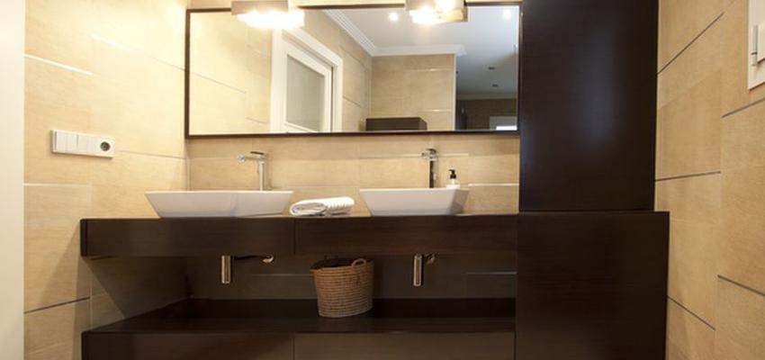 Baño style moderno color beige, marron, marron, blanco  diseñado por Mudeyba | Gremio 