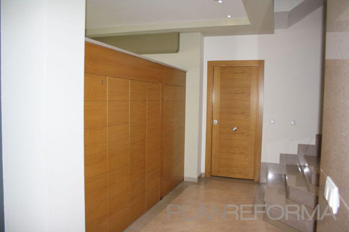 Vestibulo, Pasillo style contemporaneo color marron, beige, blanco  diseñado por Mudeyba | Gremio 
