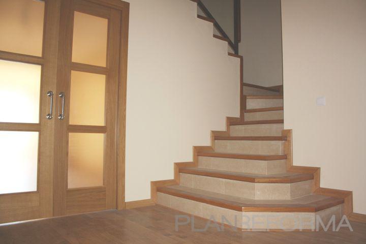 Pasillo, Escalera style moderno color marron, beige, blanco  diseñado por Mudeyba | Gremio 