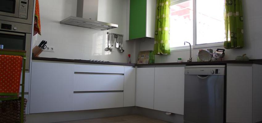 Cocina style contemporaneo color verde, beige, blanco, plateado  diseñado por Mudeyba | Gremio 