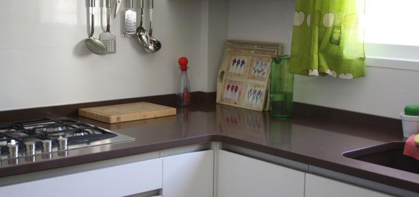 Cocina style contemporaneo color verde, marron, blanco  diseñado por Mudeyba | Gremio 