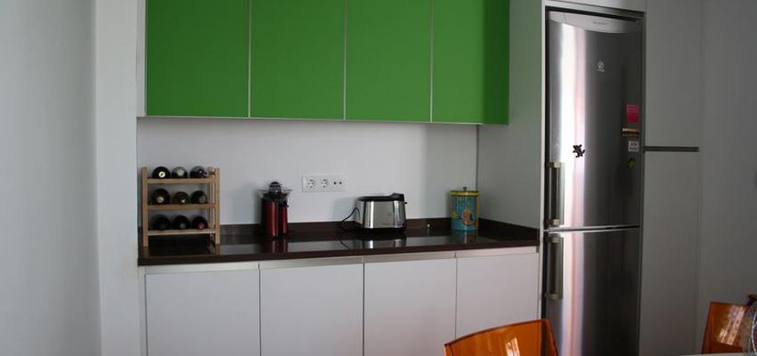 Cocina style contemporaneo color verde, marron, blanco, plateado  diseñado por Mudeyba | Gremio 