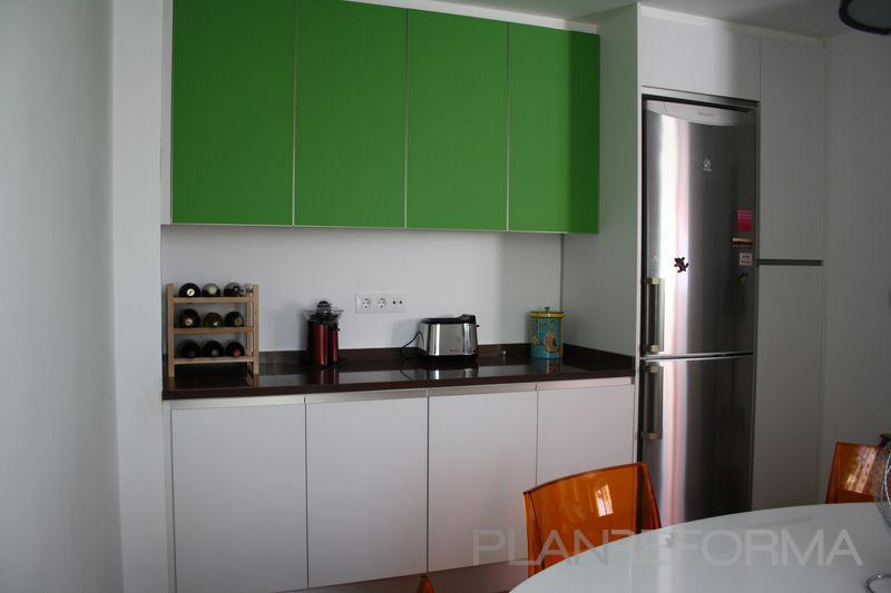 Cocina style contemporaneo color verde, marron, blanco, plateado  diseñado por Mudeyba | Gremio 