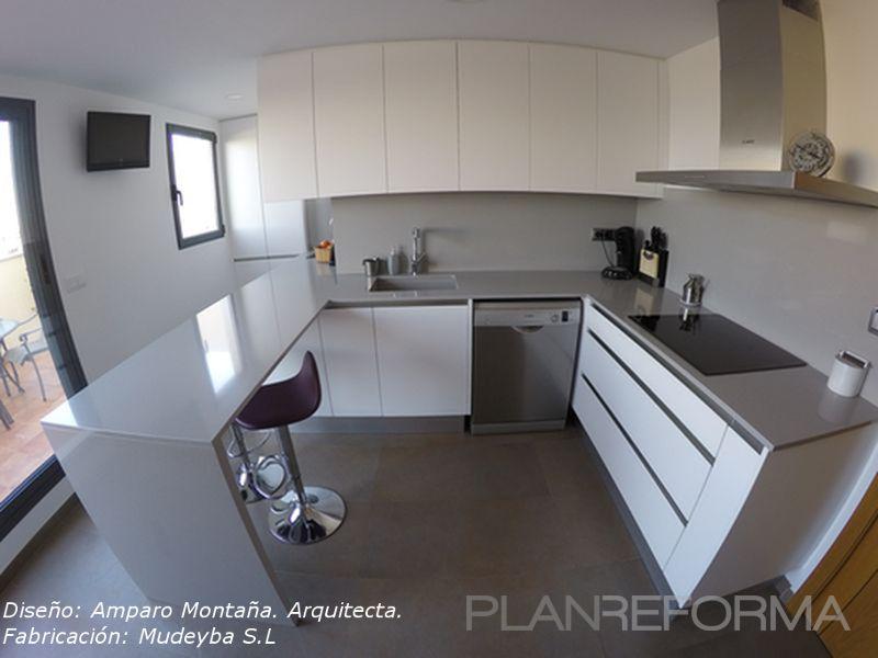 Cocina style moderno color violeta, blanco, gris, gris  diseñado por Mudeyba | Gremio 
