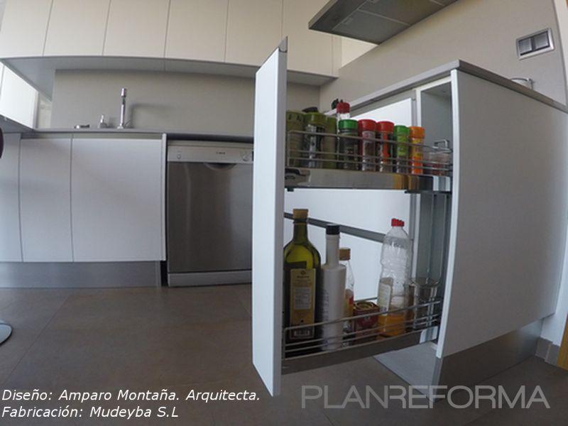 Cocina style moderno color blanco, gris, gris, plateado  diseñado por Mudeyba | Gremio 