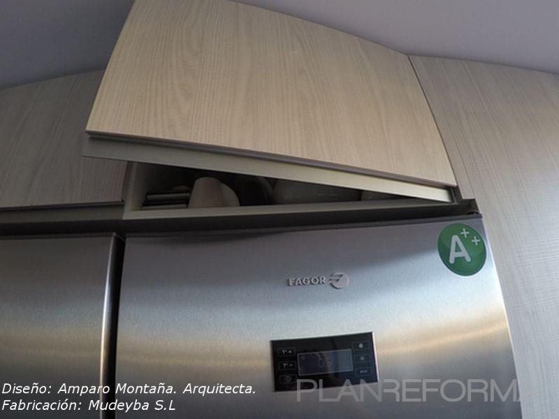 Cocina style moderno color beige, blanco, plateado  diseñado por Mudeyba | Gremio 