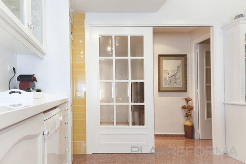 Pasillo, Cocina style contemporaneo color amarillo, marron, blanco  diseñado por Mudeyba | Gremio 