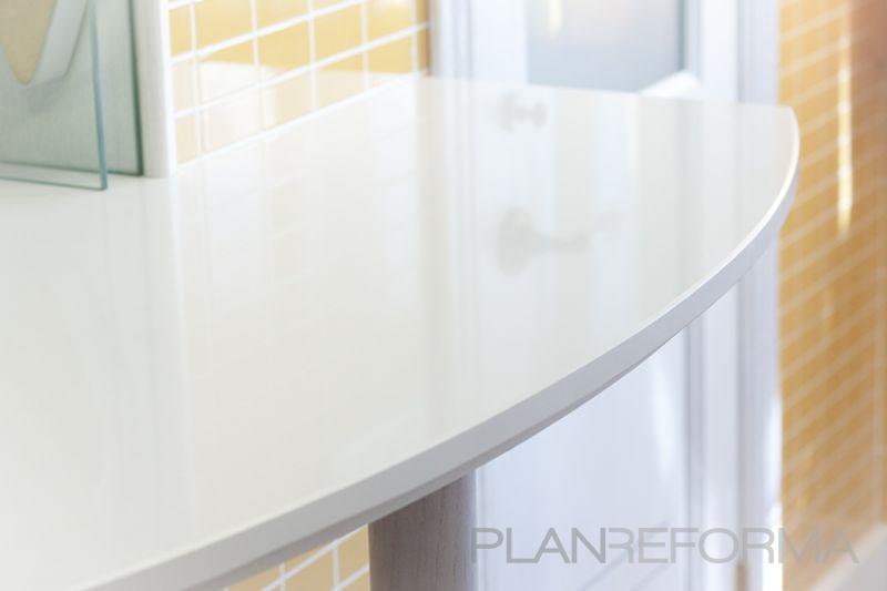 Cocina style contemporaneo color amarillo, blanco  diseñado por Mudeyba | Gremio 