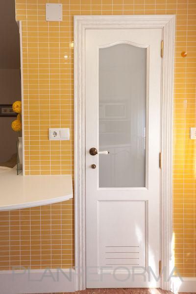 Cocina color amarillo, marron, blanco  diseñado por Mudeyba | Gremio 